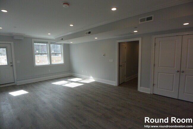 Building Photo - 120 Kenrick St