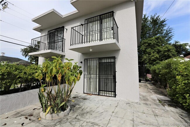 Building Photo - 603 SW 11th Ave