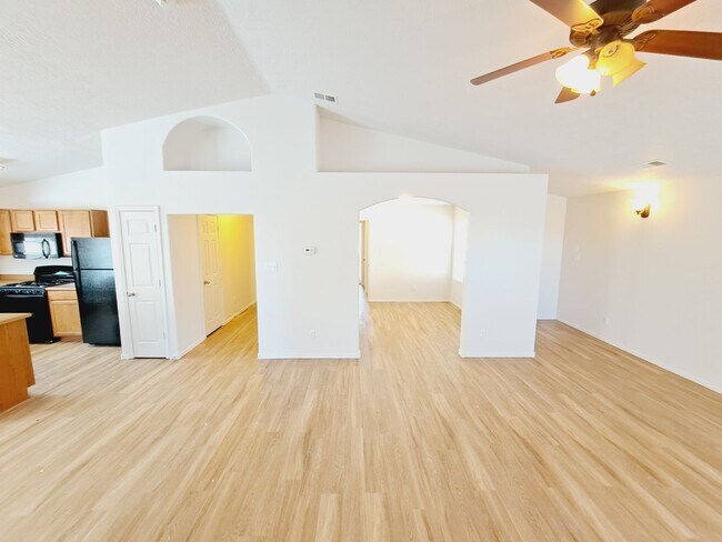 Foto del edificio - 3 bed 2 bath home in Huning Ranch. Great Yard!