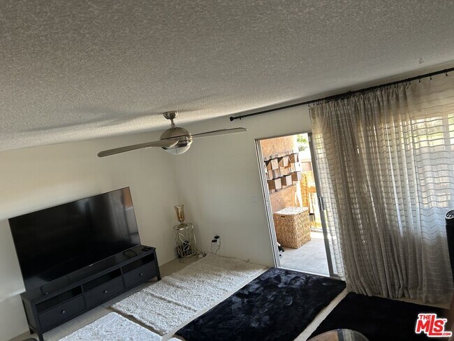 Foto del edificio - 6600 Warner Ave