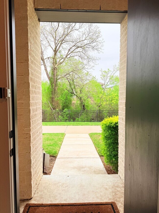 Foto del edificio - AVAILABLE NOW -Stunning 3-Bedroom Townhome Overlooking Greenbelt in Plano ISD 600 Collier Drive