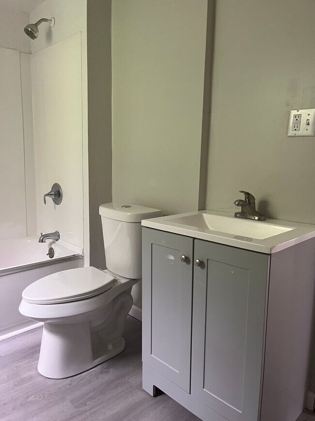Foto del edificio - Section 8 Accepted! Spacious newly renovat...