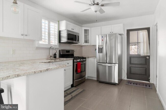 Foto del edificio - 8 Adams Ave