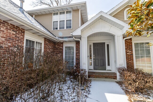 Building Photo - Beautiful 4 bedroom, 3 bathroom home locat...