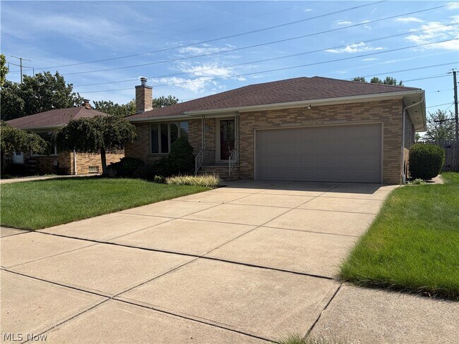 Foto del edificio - 9711 Idlewood Dr
