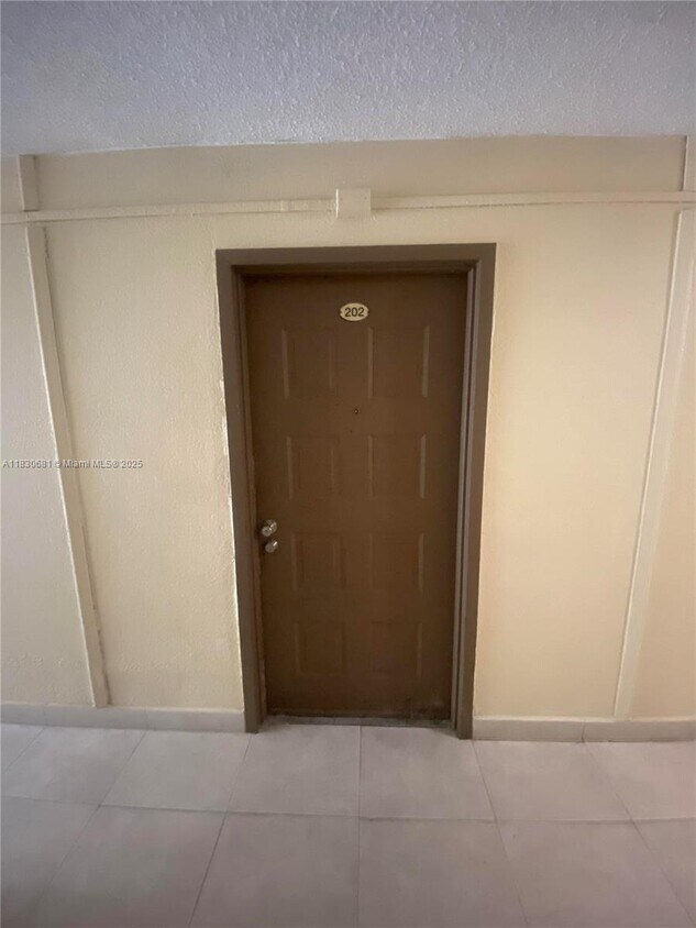 Foto principal - 6930 Miami Gardens Dr