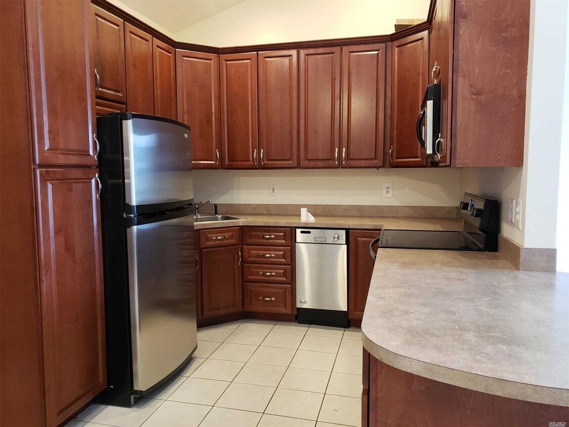 20 Sarah Ct, Amityville, NY 11701 Condo for Rent in Amityville, NY