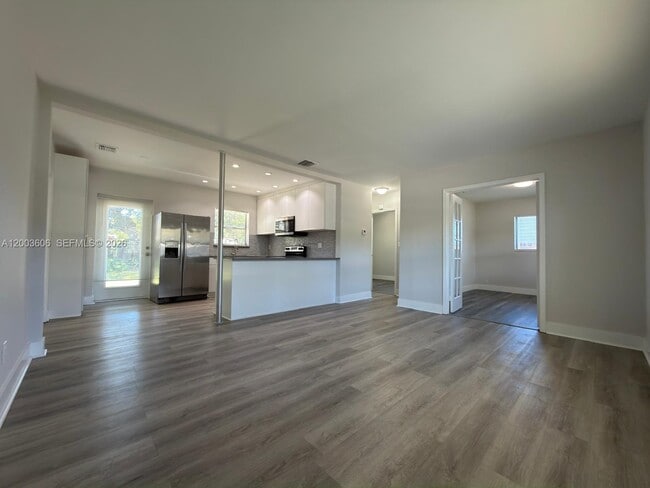 Foto del edificio - 1325 NW 11th Ct
