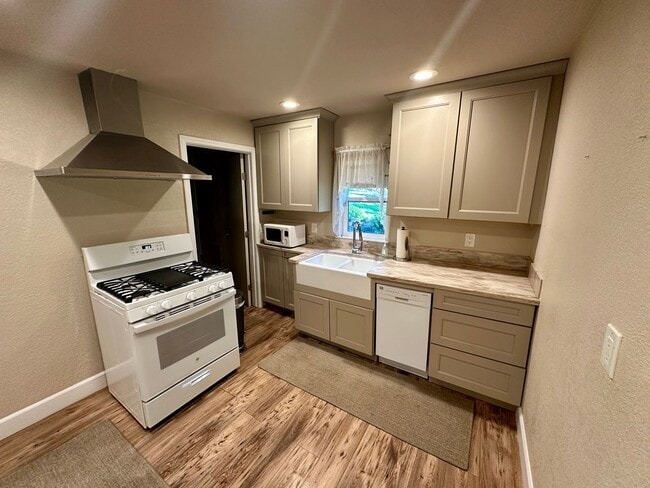 Building Photo - Charming 1-bedroom, 1-bathroom cottage