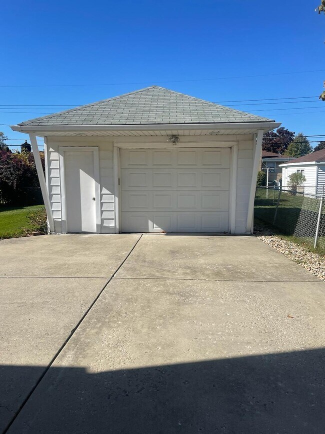 Building Photo - 4844 N Opal Ave