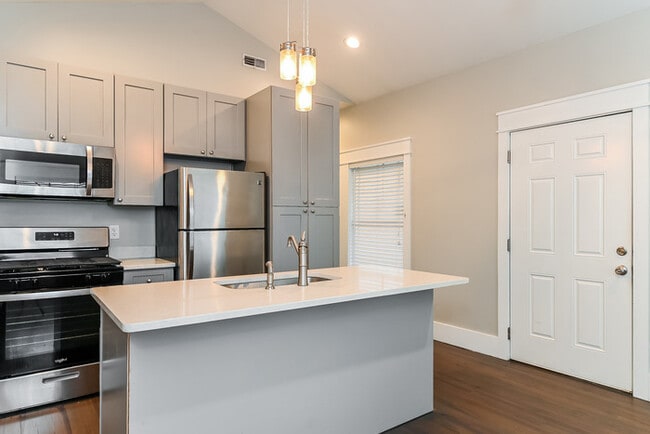 Building Photo - Gorgeous Downtown Charleston Property!