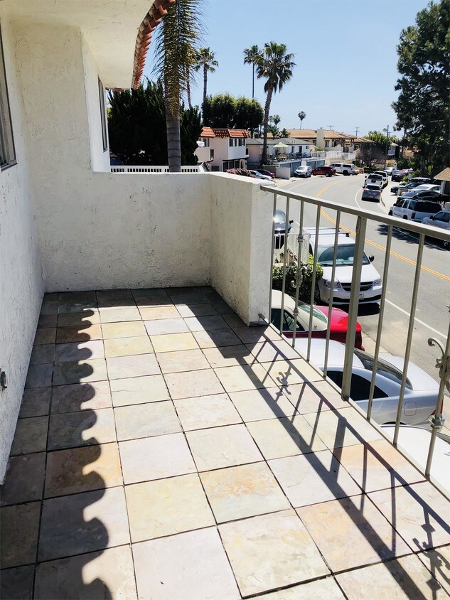 Building Photo - 211 Avenida Santa Barbara