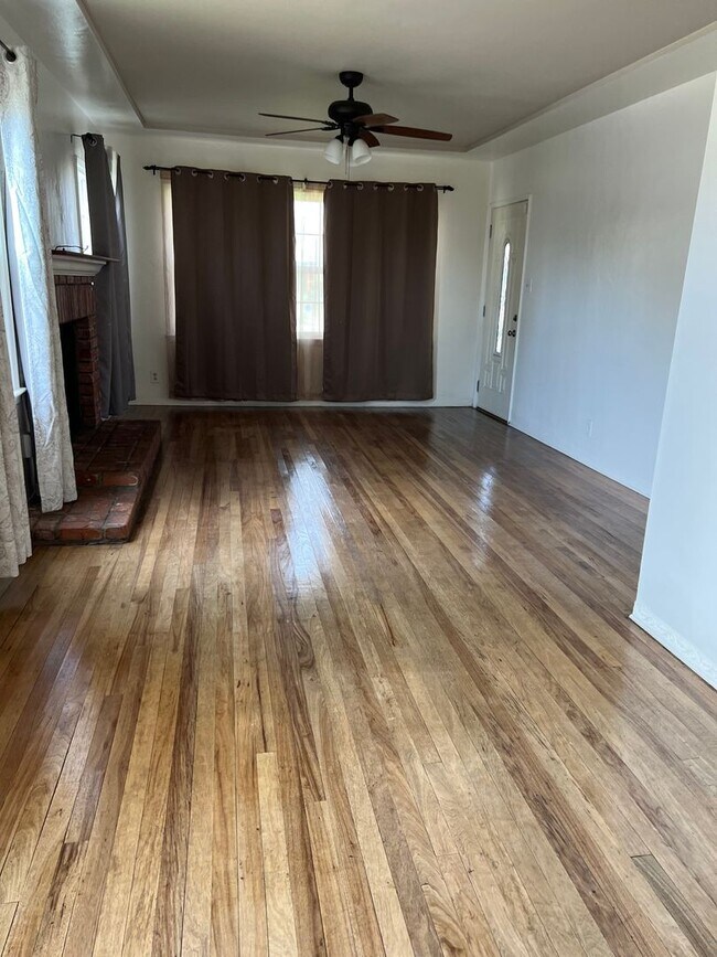 Building Photo - Nice Corner House 3 Bedroom 1 Bathroom