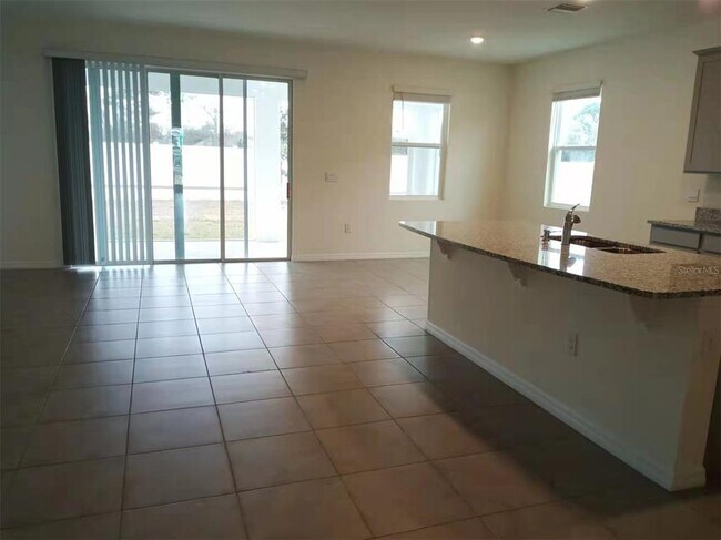Foto del edificio - 13372 GOLDEN LIME Ave
