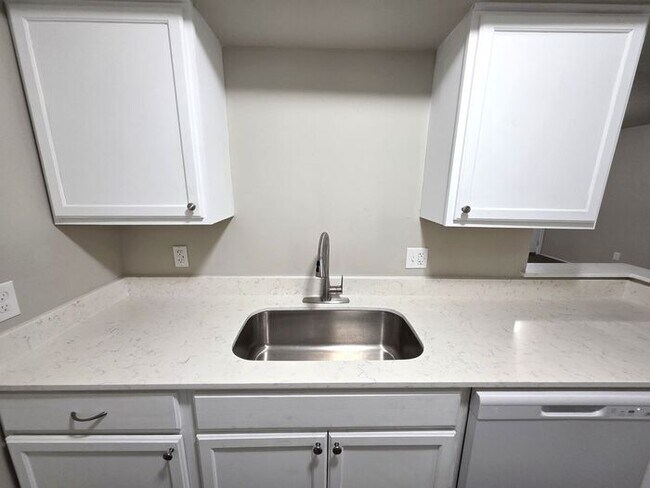 Foto del edificio - Newley Remodeled 1 Bed, 1 Bath Apartment at Monterey Square