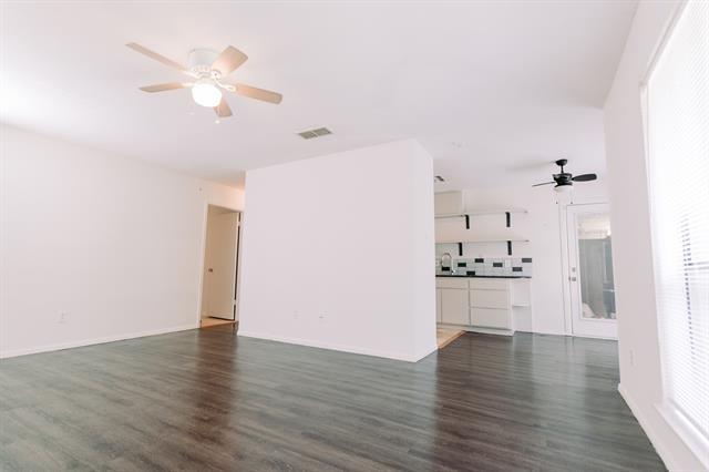Foto del edificio - 6646 E Lovers Ln