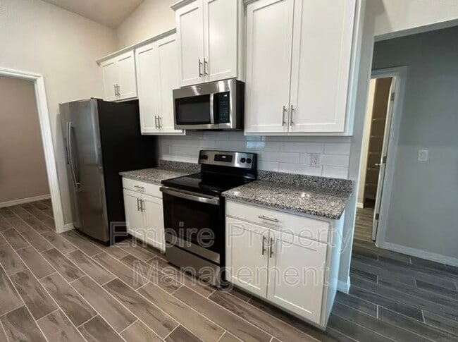 Foto del edificio - COMING MID-JUNE! 4 Bed 2 Bath 3 Car Garage with Screened Lanai