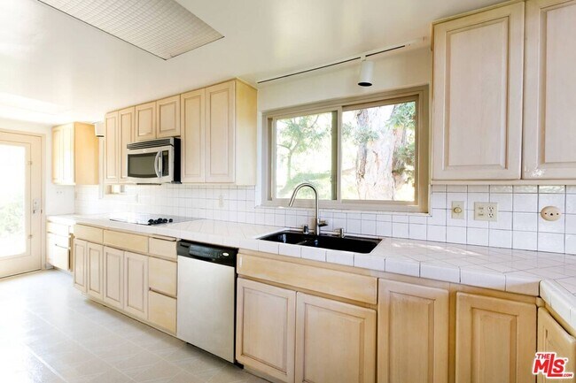 Building Photo - 4628 Nob Hill Dr