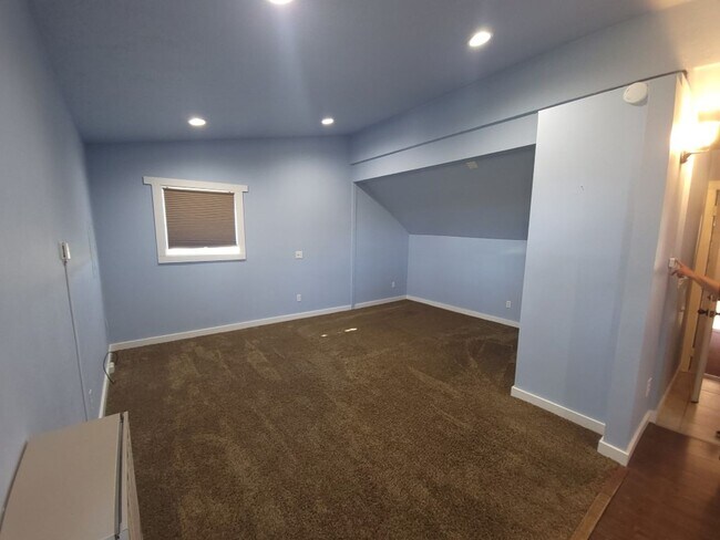 Building Photo - Large Studio Apartment in St. Anthony