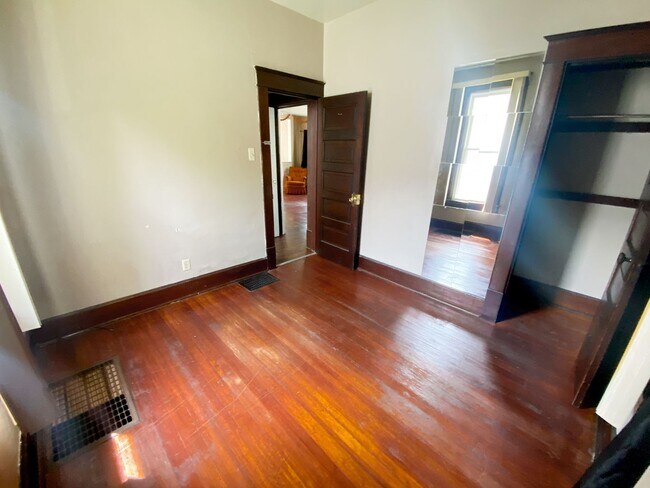 Building Photo - 3 bedroom 1 bath on campus