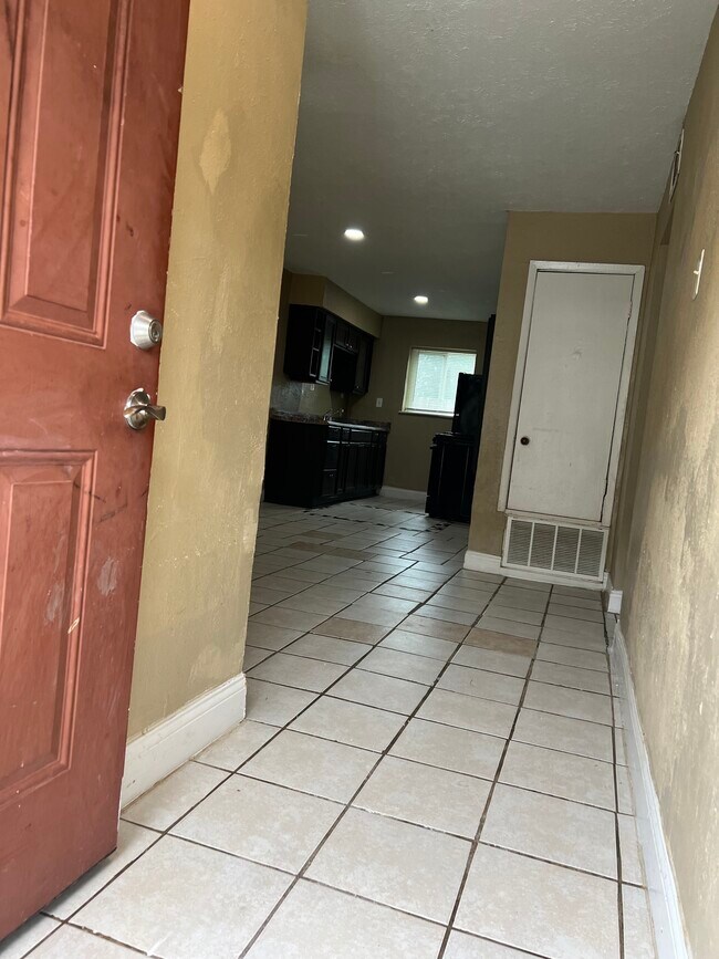 Vista de la puerta principal - 7605 Denton St