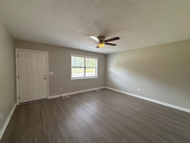 Building Photo - Freshly Renovated Duplex in Manchester!