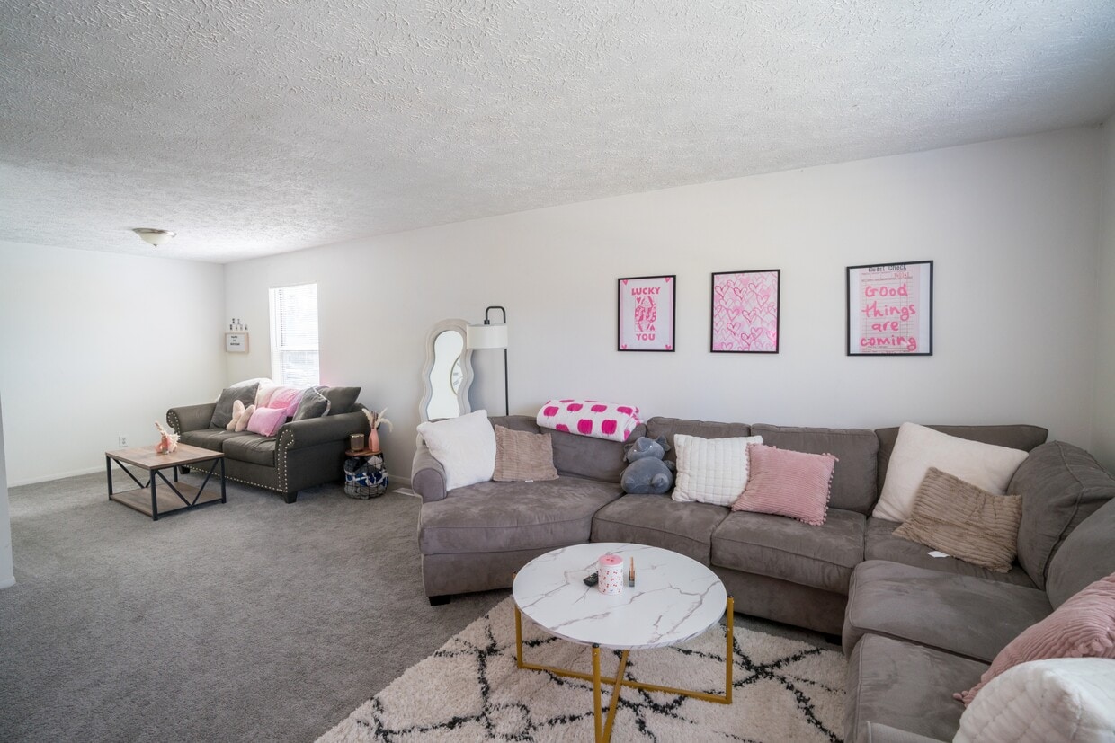 Foto principal - 923 Burcham Dr