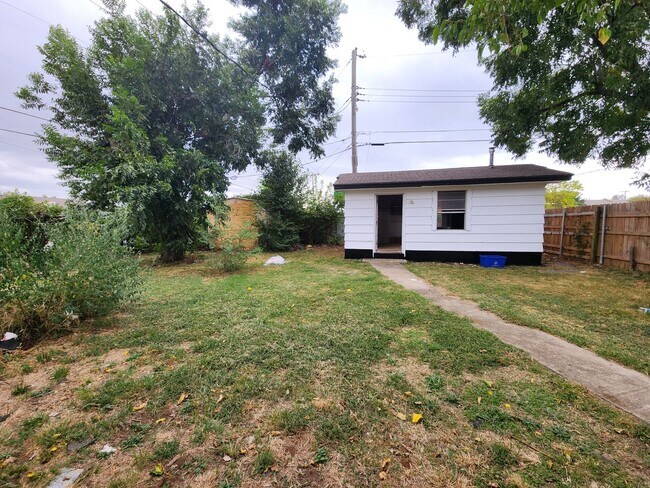 Building Photo - Charming 5 Bedroom House