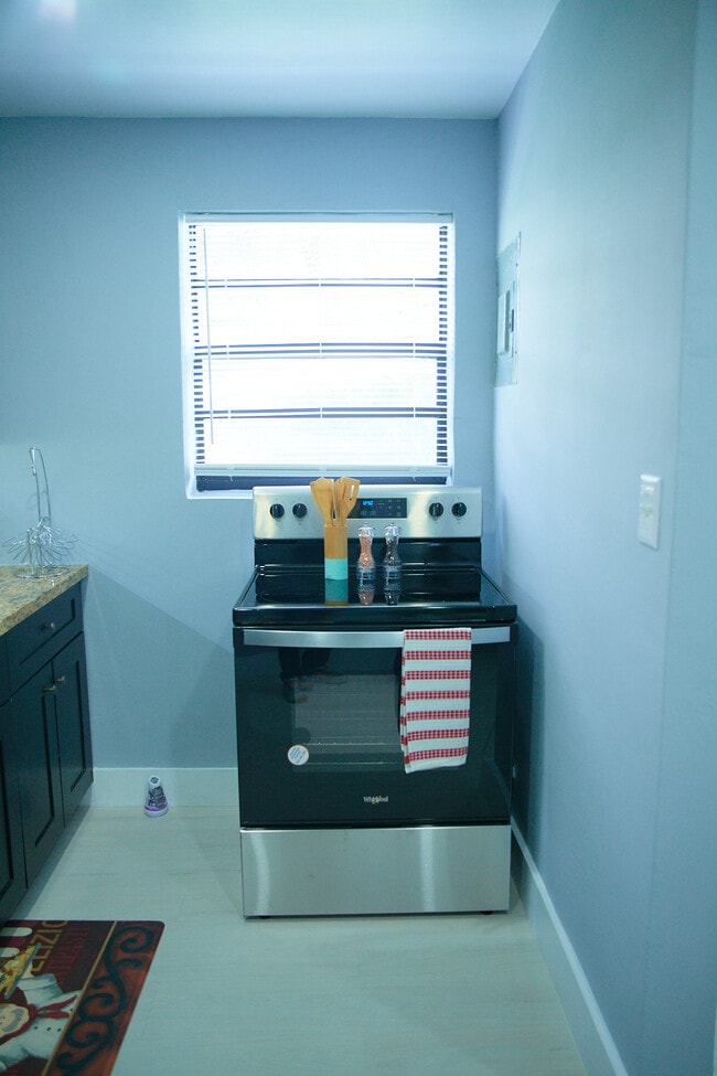 Building Photo - 414 N 60th Way