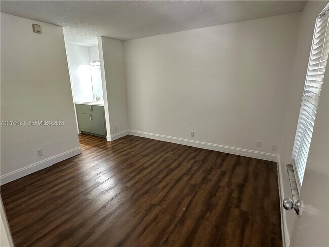 Foto del edificio - 10757 Cleary Blvd