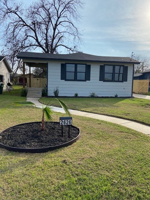 Front Yard - 2626 W Ashby Plz