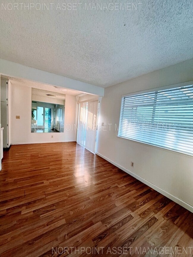 Foto del edificio - Charming & Modern 2-Story Condo