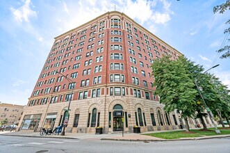 Building Photo - 7100 S South Shore Dr