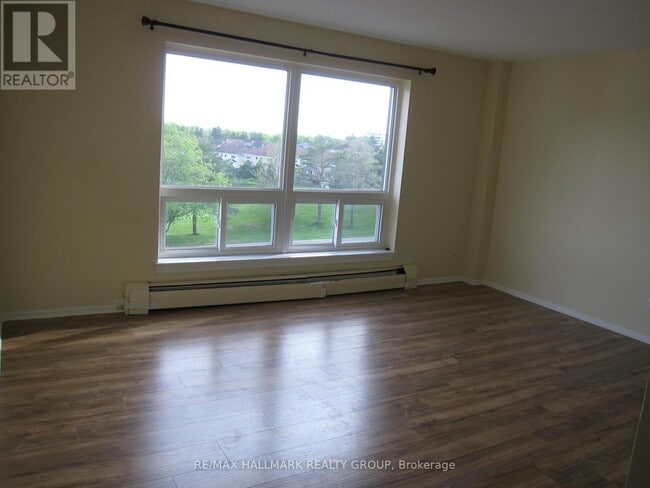 Photo du bâtiment - 898 Elmsmere Rd