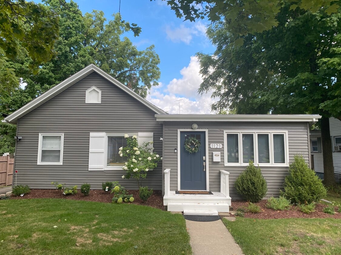 1121 Center St, Lake Geneva, WI 53147 House for Rent in Lake Geneva