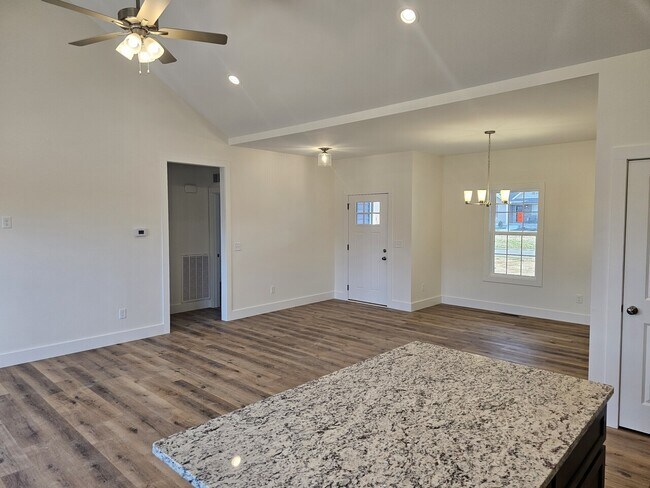 Building Photo - 191 Greenbriar Ln