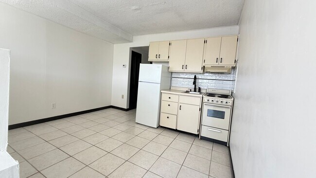 Foto del edificio - University Towers- Studio Apartment- Available for FALL 2026!