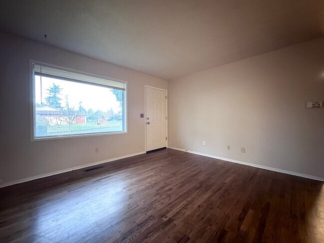 Foto del edificio - 3 BEDROOM WITH A/C AND EXTRA LARGE FENCED ...