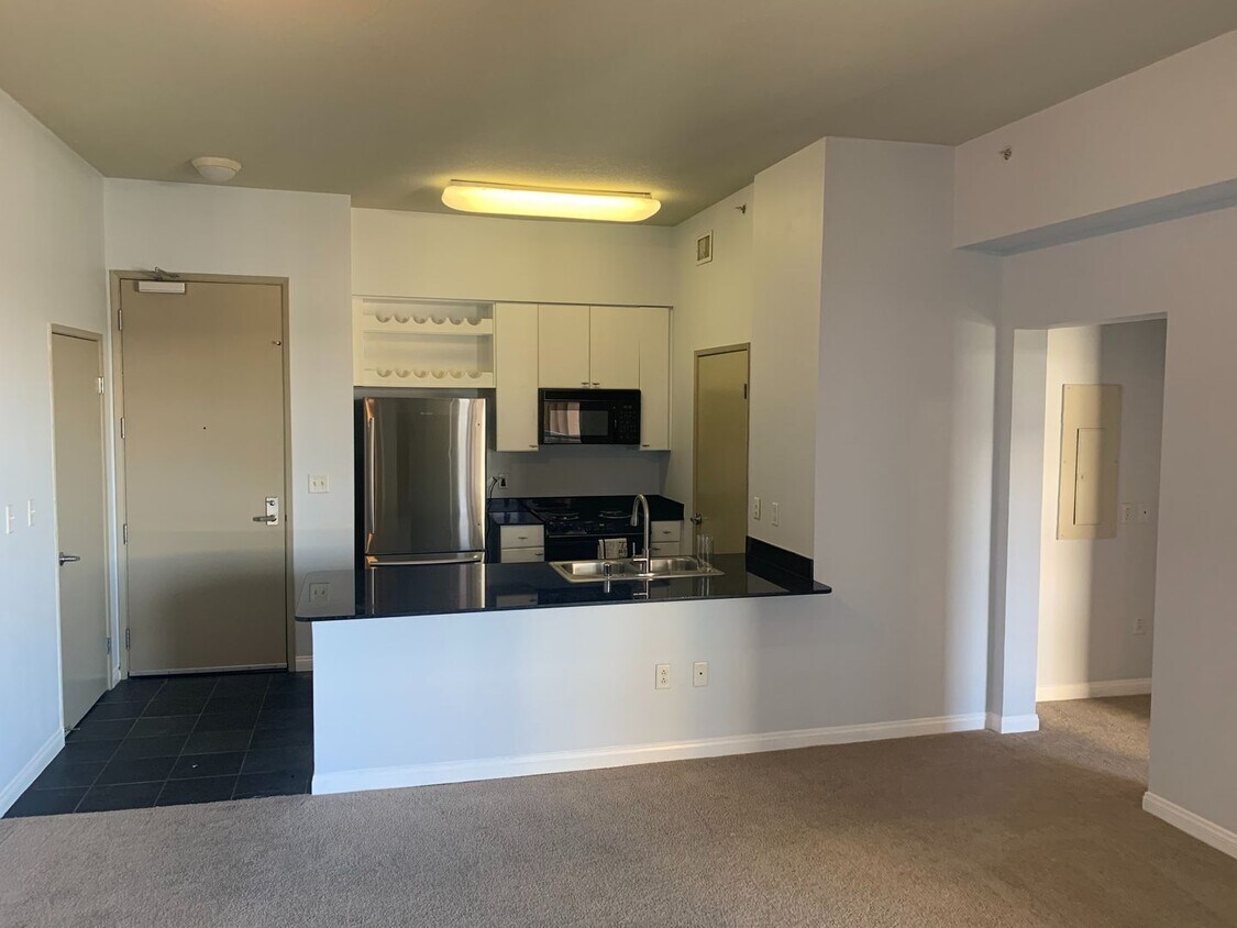 Foto principal - Beautiful 2 Bed + 2 Bath Long Beach Condo ...