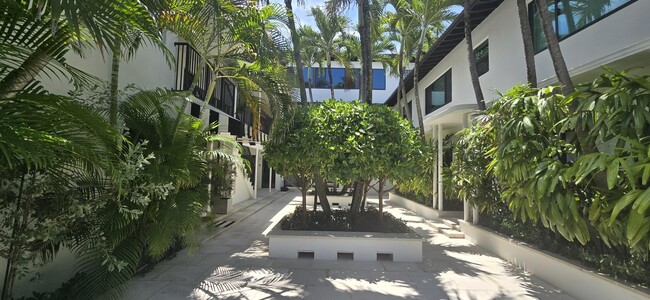 Building Photo - 122 Peruvian Ave