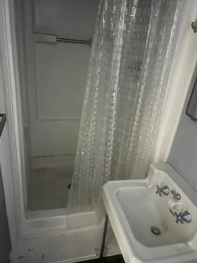 Ducha - 1377 Scott Blvd