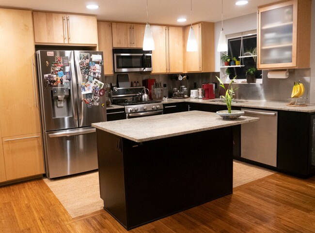 Cocina con isla - 2255 NW 63rd St
