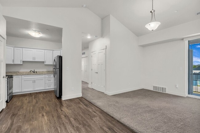 Building Photo - Heber Ranch Landing Condo