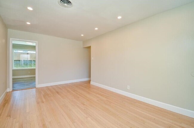 Foto del edificio - 8330 Waterbury Dr