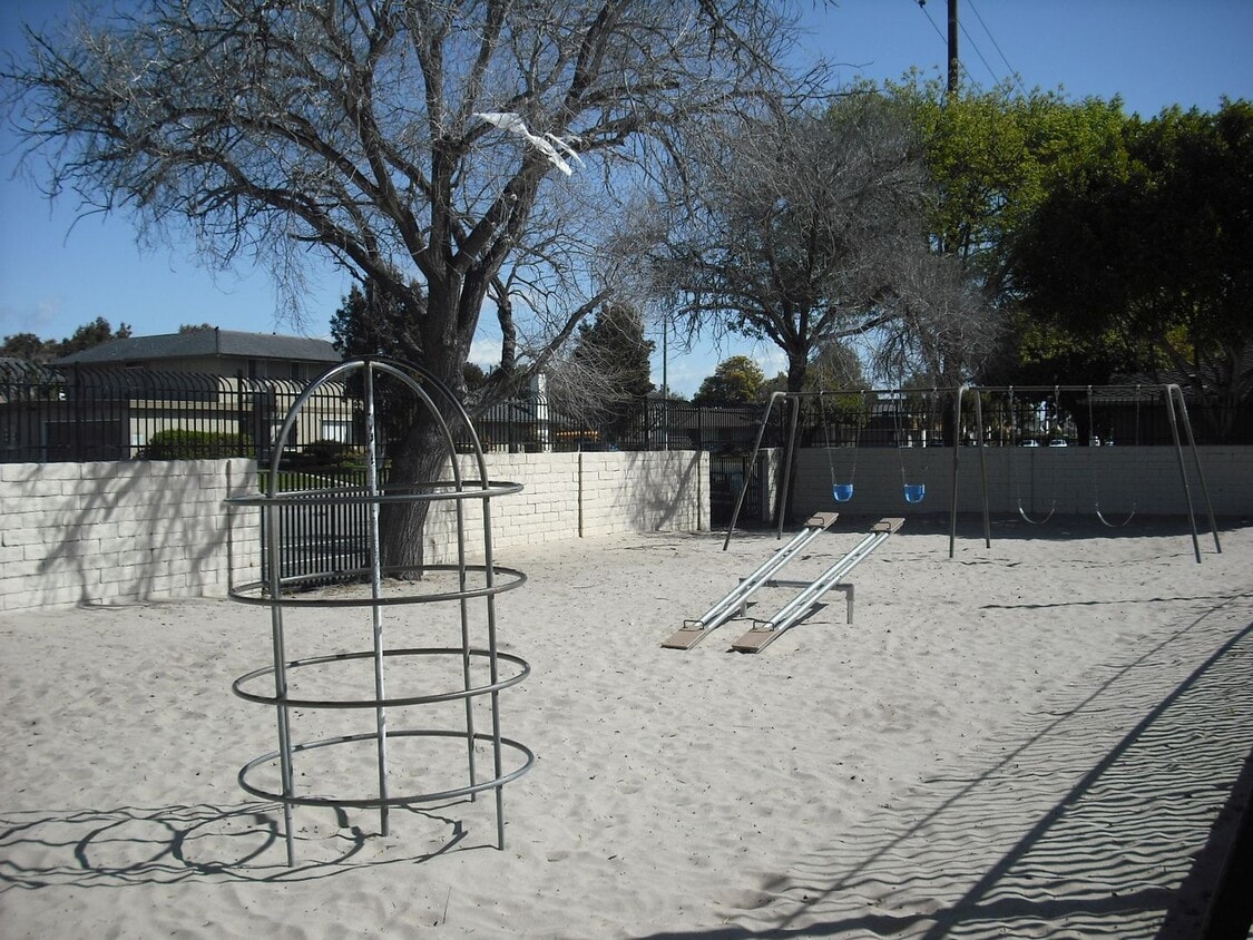 Building Photo - Must See 2 Br Townhouse with Marina Views