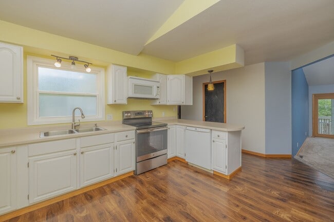 Building Photo - Large Single Family Home for Rent!
