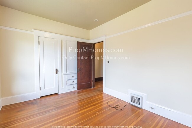 Building Photo - One Block off Belmont- Great Refurbished T...