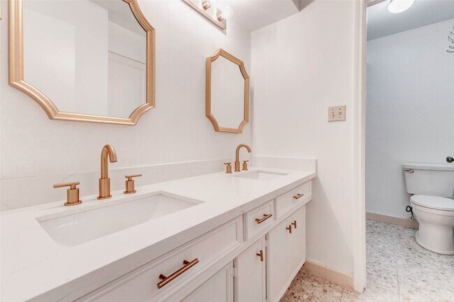 Foto del edificio - 10720 Briar Forest Dr