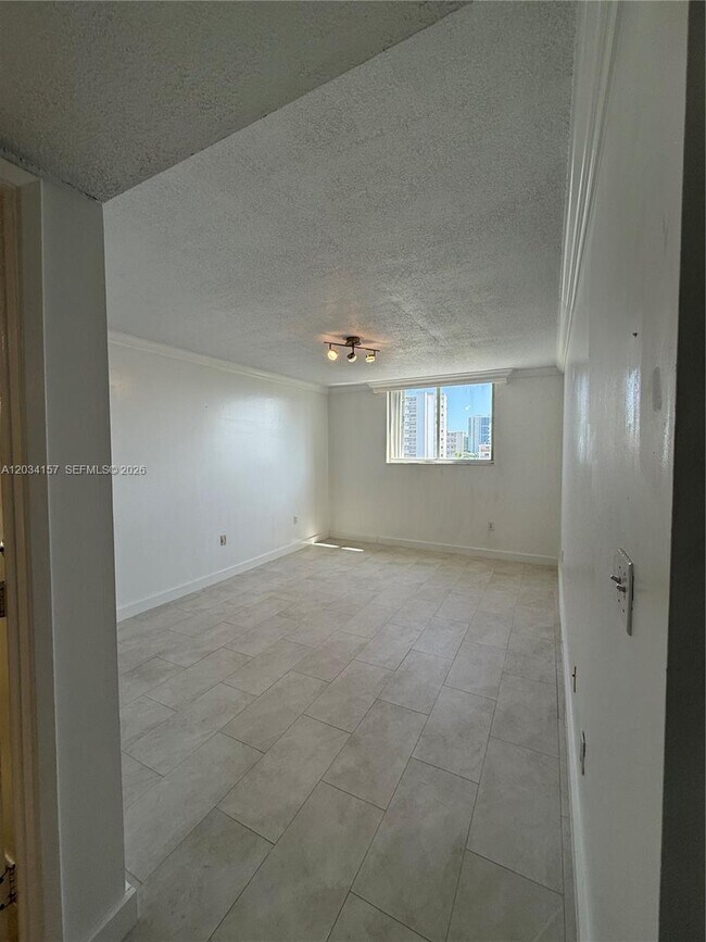 Foto del edificio - 1688 West Ave