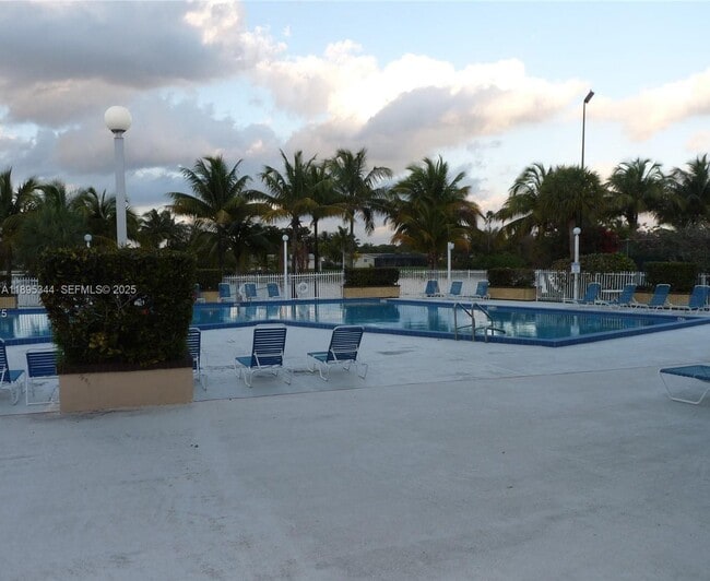 Foto del edificio - 14501 N Kendall Dr